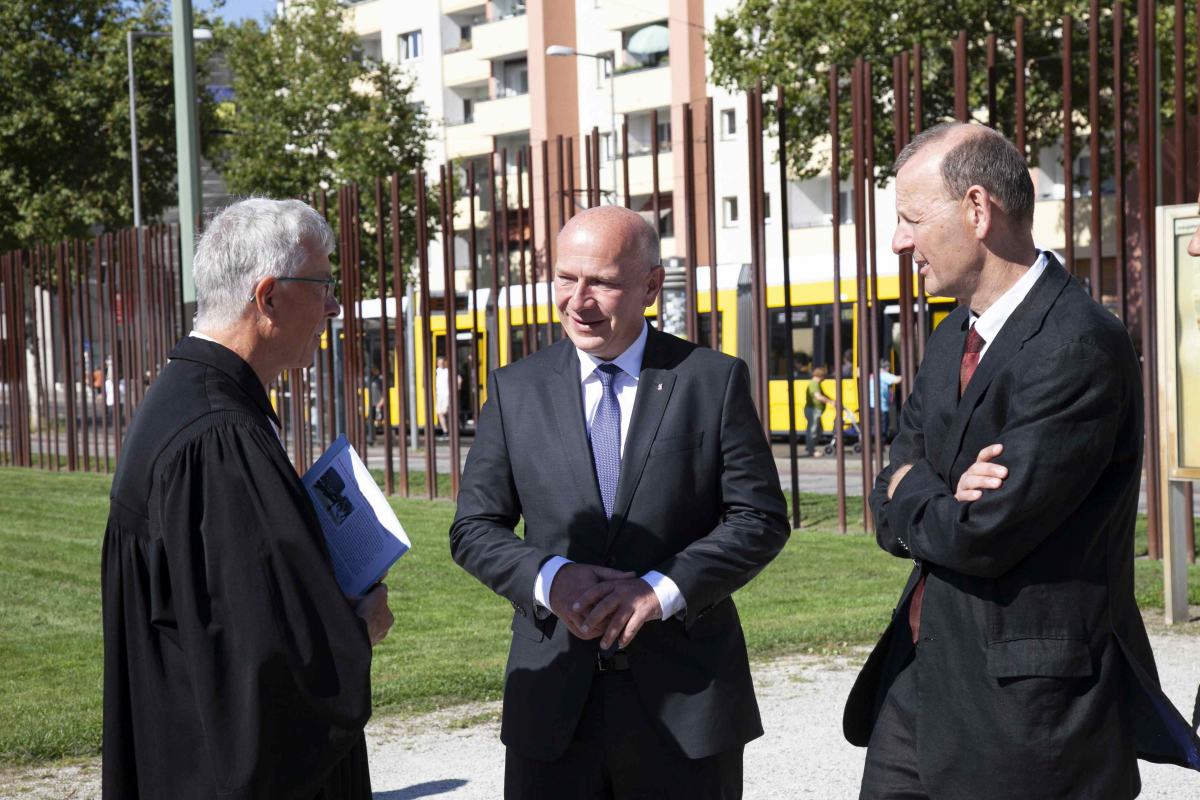 Kai Wegner, Thomas Jeutner und Dr. Axel Klausmeier im Gespräch vor der Kapelle